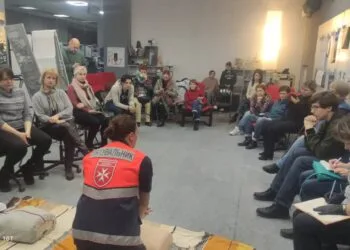 Aus Trümmern wächst Hoffnung: Malteser bauen Partnerschaft mit Winnyzja auf 15 Kateryna Sukhomlynova (vorne), die Leiterin des ehemaligen Standorts Mariupol, bildet Ukrainerinnen und Ukrainer auch in Winnyzja in Erster-Hilfe aus.