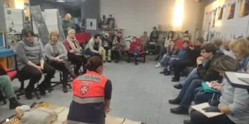 Aus Trümmern wächst Hoffnung: Malteser bauen Partnerschaft mit Winnyzja auf 14 Kateryna Sukhomlynova (vorne), die Leiterin des ehemaligen Standorts Mariupol, bildet Ukrainerinnen und Ukrainer auch in Winnyzja in Erster-Hilfe aus.