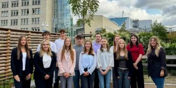 Zwölf neue Azubis starten im Landratsamt Bamberg 16 Die neuen Auszubildenden: Raphael Baum, Lukas Bischoff, Salvatore Epifani, Lea-Sophie Freyer, Nelly Gajzler, Corinna Geyer, Larissa Milkereit, Yannick Müller, Lea Saffer, Emily Schug, Lisa Widera und Helene Wiesneth gemeinsam mit der Ausbildungsverantwortlichen am Landratsamt Bamberg, Alina Ulke (Quelle: Landratsamt Bamberg/Zeitler)