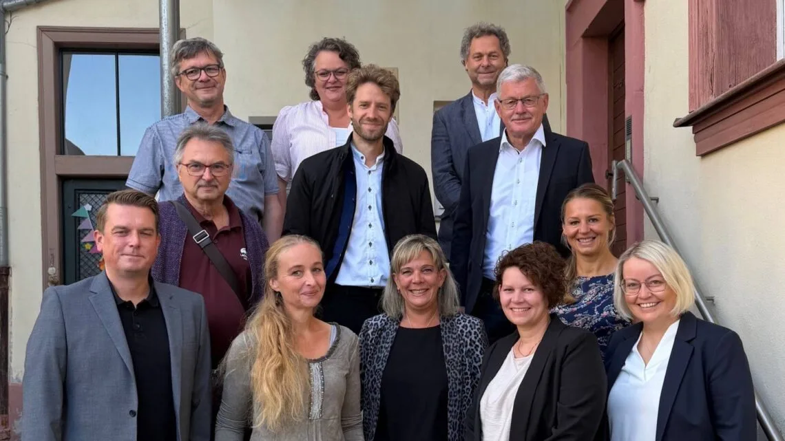 (untere Reihe v. l. n. r.): Christian Trunk-Vo (Konrektor Grund- und Mittelschule Baunach), Katharina Sickmüller (Rektorin Grundschule Burgwindheim), Larissa Löhr (Konrektorin Grund- und Mittelschule Schlüsselfeld), Katharina Finster (Grundschule Ebrach), Katharina Becher (Konrektorin Grundschule Kunigundenschule)

(mittlere Reihe v. l. n. r.): Eric Schnee (Personalratsvorsitzender Stadt Bamberg), Oberbürgermeister Sebastian M. Niedermaier, Stellv. Landrat Wolfgang Möhrlein

(obere Reihe v. l. n. r.): Peter Walter (Rektor Grund- und Mittelschule Frensdorf-Pettstadt, Schulrätin Sandra Lichtenstein, Schulamtsdirektor Matthias Thiem (Quelle: Matthias Thiem)