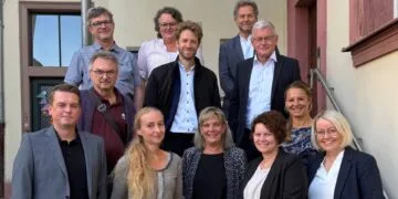 Verstärkung für Bambergs Schulen: 56 Lehramtsanwärter starten 12 (untere Reihe v. l. n. r.): Christian Trunk-Vo (Konrektor Grund- und Mittelschule Baunach), Katharina Sickmüller (Rektorin Grundschule Burgwindheim), Larissa Löhr (Konrektorin Grund- und Mittelschule Schlüsselfeld), Katharina Finster (Grundschule Ebrach), Katharina Becher (Konrektorin Grundschule Kunigundenschule)
(mittlere Reihe v. l. n. r.): Eric Schnee (Personalratsvorsitzender Stadt Bamberg), Oberbürgermeister Sebastian M. Niedermaier, Stellv. Landrat Wolfgang Möhrlein
(obere Reihe v. l. n. r.): Peter Walter (Rektor Grund- und Mittelschule Frensdorf-Pettstadt, Schulrätin Sandra Lichtenstein, Schulamtsdirektor Matthias Thiem (Quelle: Matthias Thiem)