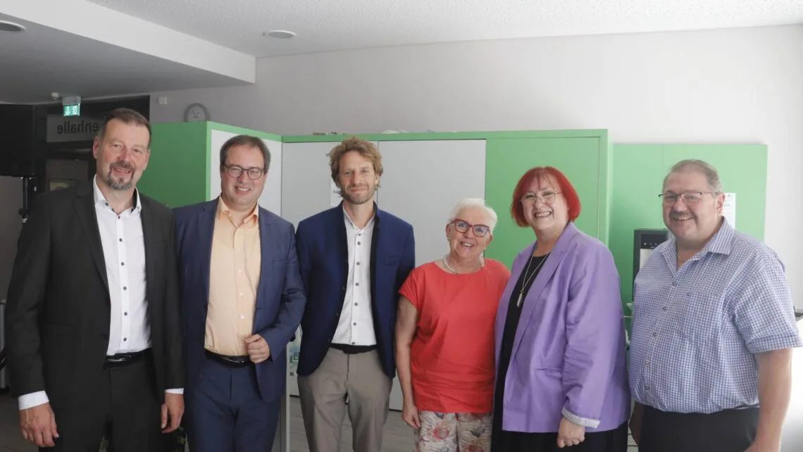 Foto: (v. l.): StD Matthias Freitag (stellv. Schulleiter), Regierungspräsident Florian Luderschmid, Oberbürgermeister Sebastian M. Niedermaier, Stadträtin Anne Rudel, OStDin Ruth Bankmann (Schulleiterin Staatl. Berufsschule II Bamberg), Stadtrat Michael Kalb (Quelle: Staatl. Berufsschule II Bamberg/Johannes Müller)