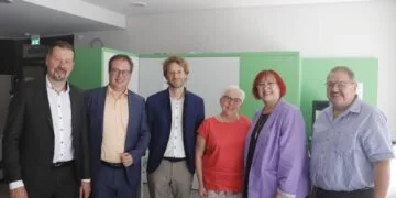 Nach 40 Jahren im Bamberger Schuldienst: Ruth Bankmann geht in den Ruhestand 15 Foto: (v. l.): StD Matthias Freitag (stellv. Schulleiter), Regierungspräsident Florian Luderschmid, Oberbürgermeister Sebastian M. Niedermaier, Stadträtin Anne Rudel, OStDin Ruth Bankmann (Schulleiterin Staatl. Berufsschule II Bamberg), Stadtrat Michael Kalb (Quelle: Staatl. Berufsschule II Bamberg/Johannes Müller)