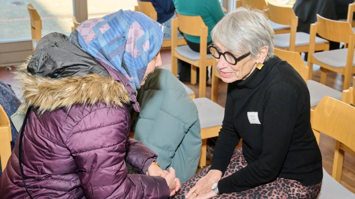 Begegnung und Austausch beim 1. Ehrenamtstag für
Integration: Ehrenamtliche Engagierte im Gespräch. Quelle: Jürgen Schraudner, Stadtarchiv
