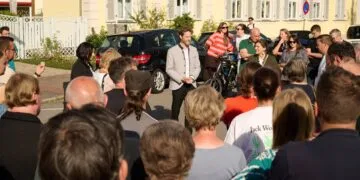 Bamberger Spiegelgraben wird saniert: Was Anwohner wissen müssen 14 Beim Vor-Ort-Termin im Spiegelgraben erklärte Oberbürgermeister
Sebastian M. Niedermaier die Hintergründe und die Folgen der
Baustelle. / Foto: Stadtarchiv Bamberg, Jürgen Schraudner