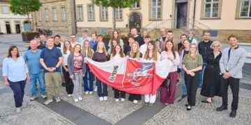201 neue Azubis starten bei der Stadt Bamberg 12 Bambergs Oberbürgermeister Sebastian M. Niedermaier (r.) mit den
neuen Auszubildenden sowie einigen mit der Ausbildung in Zusammenhang
stehenden Mitarbeiterinnen und Mitarbeitern der Stadtverwaltung.
Quelle: Stadtarchiv Bamberg, Nadine Gumpert.