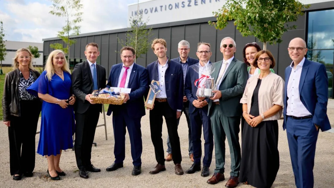 Gruppenbild vor dem Cleantech Innovation Park: (v.l.) Simone Ludwig-Konggann
(Wirtschaftsförderung Stadt Bamberg), Melanie Huml (MdL), Landrat Johannes
Maciejonczyk, Staatssekretär Tobias Gotthardt, Oberbürgermeister Sebastian M.
Niedermaier, Rainer Keis (Wirtschaftsförderung Landkreis Bamberg), Peter Keller
(Geschäftsführer Cleantech Innovation Park), Veit Popp (Zweiter Bürgermeister
Hallstadt), Ruth Vollmar (Wirtschaftsförderung Stadt Bamberg), Patricia Leistner
(Wirtschaftsförderung Landkreis Bamberg) und Dr. Stefan Goller (Wirtschaftsreferent
Stadt Bamberg). Quelle: Stadt Bamberg, Sonja Seufferth