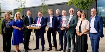 Bamberg will den Wandel als Chance nutzen 15 Gruppenbild vor dem Cleantech Innovation Park: (v.l.) Simone Ludwig-Konggann
(Wirtschaftsförderung Stadt Bamberg), Melanie Huml (MdL), Landrat Johannes
Maciejonczyk, Staatssekretär Tobias Gotthardt, Oberbürgermeister Sebastian M.
Niedermaier, Rainer Keis (Wirtschaftsförderung Landkreis Bamberg), Peter Keller
(Geschäftsführer Cleantech Innovation Park), Veit Popp (Zweiter Bürgermeister
Hallstadt), Ruth Vollmar (Wirtschaftsförderung Stadt Bamberg), Patricia Leistner
(Wirtschaftsförderung Landkreis Bamberg) und Dr. Stefan Goller (Wirtschaftsreferent
Stadt Bamberg). Quelle: Stadt Bamberg, Sonja Seufferth