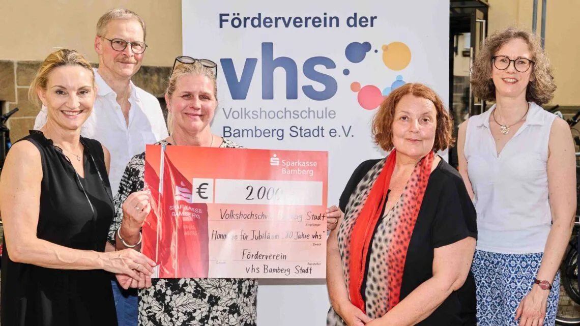 Eine 2000-Euro-Spende des Fördervereins zum
80. Geburtstag der vhs Bamberg Stadt ermöglicht Bildung fast
zum Nulltarif (v.li.): die beiden stellvertretenden Vorsitzenden
Marion Zachert und Prof. Dr. Georg Pistorius, vhs-Leiterin Dr. Anna
Scherbaum und Schriftführerin Andrea Grodel.
Quelle: Stadtarchiv Bamberg, Jürgen Schraudner