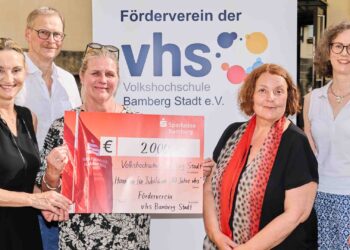 Eine 2000-Euro-Spende des Fördervereins zum
80. Geburtstag der vhs Bamberg Stadt ermöglicht Bildung fast
zum Nulltarif (v.li.): die beiden stellvertretenden Vorsitzenden
Marion Zachert und Prof. Dr. Georg Pistorius, vhs-Leiterin Dr. Anna
Scherbaum und Schriftführerin Andrea Grodel.
Quelle: Stadtarchiv Bamberg, Jürgen Schraudner