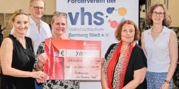 80 Jahre vhs Bamberg: Bildung für nur 5 Euro 12 Eine 2000-Euro-Spende des Fördervereins zum
80. Geburtstag der vhs Bamberg Stadt ermöglicht Bildung fast
zum Nulltarif (v.li.): die beiden stellvertretenden Vorsitzenden
Marion Zachert und Prof. Dr. Georg Pistorius, vhs-Leiterin Dr. Anna
Scherbaum und Schriftführerin Andrea Grodel.
Quelle: Stadtarchiv Bamberg, Jürgen Schraudner