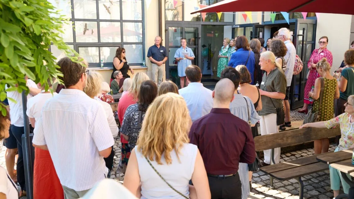 Die Volkshochschule als Ort der Begegnung:
Dozentinnen und Dozenten beim Sommerfest zum 80-jährigen
Bestehen auf der Terrasse des Alten E-Werks. Quelle: Stadtarchiv Bamberg, Jürgen Schraudner