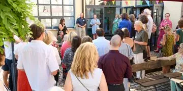 80 Jahre vhs Bamberg: Wo Stadt entsteht 14 Die Volkshochschule als Ort der Begegnung:
Dozentinnen und Dozenten beim Sommerfest zum 80-jährigen
Bestehen auf der Terrasse des Alten E-Werks. Quelle: Stadtarchiv Bamberg, Jürgen Schraudner
