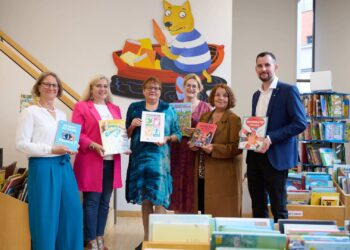 (v.l.n.r.) Melanie Dirauf (Diözesanbibliothekarin
Bamberg), MdL Melanie Huml, Christiane Weiß (Büchereileitung), Dr.
Claudia Maria Pecher (Leitung Politik, Bibliotheken und
Kommunikation im Sankt Michaelsbund), Ulrike Siebenhaar
(Kulturreferentin der Stadt Bamberg),
und Olaf Seifert (Fraktionsvorsitzender der SPD-Stadtratsfraktion
Bamberg). Quelle: Stadt Bamberg, Sonja Seufferth