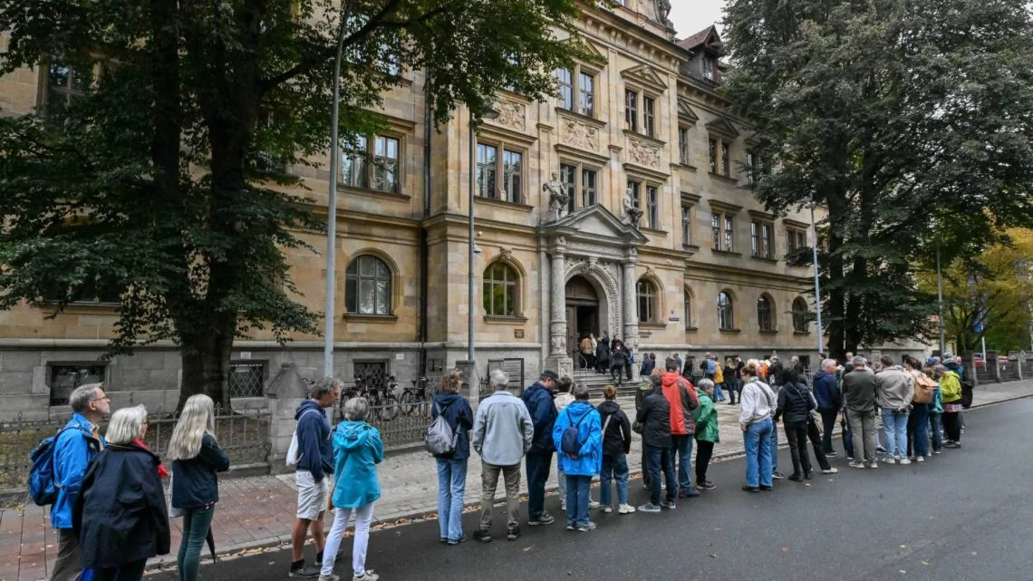 Großer Andrang am Zentraljustizgebäude: Die Besucherinnen und
Besucher mussten teilweise Geduld mitbringen. / Foto: Stadt Bamberg, Ronald Rinklef