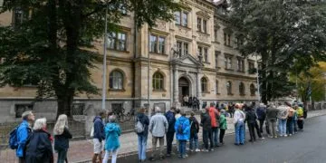 Denkmalhauptstadt Bamberg: 10.000 Menschen entdecken verborgene Schätze 13 Großer Andrang am Zentraljustizgebäude: Die Besucherinnen und
Besucher mussten teilweise Geduld mitbringen. / Foto: Stadt Bamberg, Ronald Rinklef