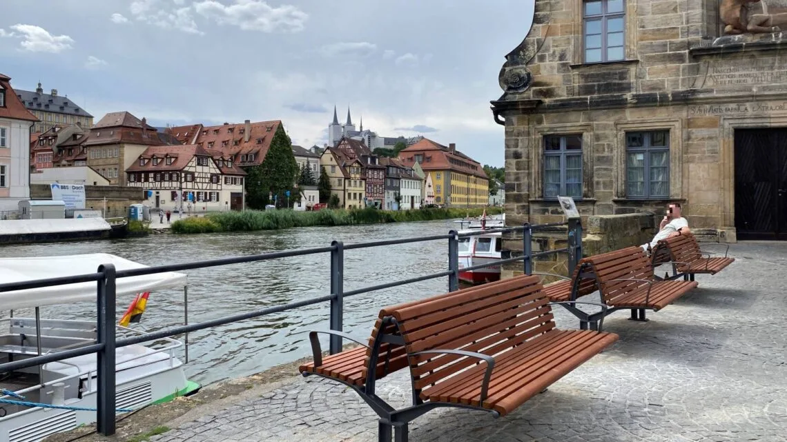 Gestaltungsoffensive Bamberg: Klarer Rahmen für ein attraktives Stadtbild 10 Bei der Gestaltung des öffentlichen Raums geht es
häufig auch um kleine Maßnahmen. So wurde im Jahr 2023 das
Umfeld am Kranen aufgewertet, indem die alten Bänke durch neue,
ansehnliche Sitzgelegenheiten ersetzt wurden. Quelle: Stadtplanungsamt