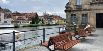 Gestaltungsoffensive Bamberg: Klarer Rahmen für ein attraktives Stadtbild 13 Bei der Gestaltung des öffentlichen Raums geht es
häufig auch um kleine Maßnahmen. So wurde im Jahr 2023 das
Umfeld am Kranen aufgewertet, indem die alten Bänke durch neue,
ansehnliche Sitzgelegenheiten ersetzt wurden. Quelle: Stadtplanungsamt