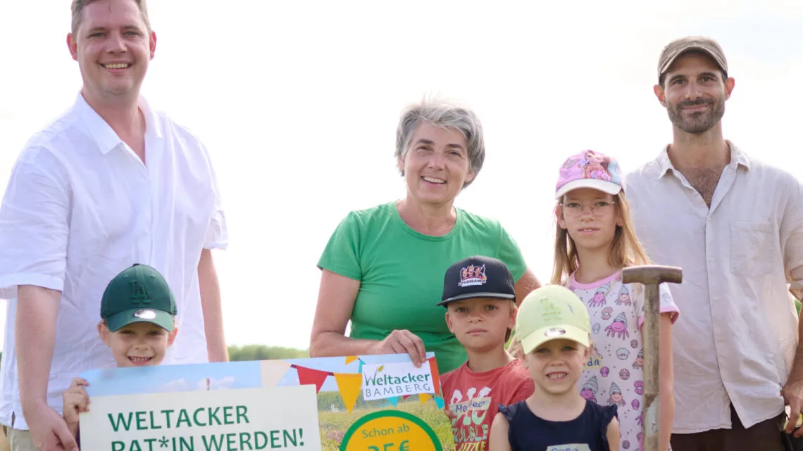 Umweltreferent Jonas Glüsenkamp (l.) ruft
gemeinsam mit Projektleiterin Christine Hertrich und Mathieu Lubiato,
Gärtner der Solidarischen Landwirtschaft, dazu auf,
Ackerpatenschaften für das Projekt Weltacker zu übernehmen. Quelle: Stadt Bamberg, Sonja Seufferth