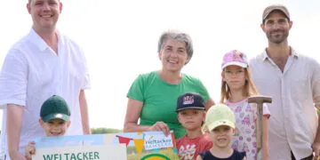 Ackerpatenschaften sollen Projekt 'Weltacker Bamberg' sichern 16 Umweltreferent Jonas Glüsenkamp (l.) ruft
gemeinsam mit Projektleiterin Christine Hertrich und Mathieu Lubiato,
Gärtner der Solidarischen Landwirtschaft, dazu auf,
Ackerpatenschaften für das Projekt Weltacker zu übernehmen. Quelle: Stadt Bamberg, Sonja Seufferth