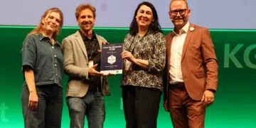 Bamberger Projekt 'Care im Quartier' erhält 'Bewährt vor Ort'-Siegel 12 Für das Projekt Care im Quartier nahmen
Projektmanagerin Stefanie Hahn (Zweite v. r.) und Bertrand Eitel
(Zweiter v. l.), Geschäftsführer von SOPHIA im Quartier e.V., das
'Bewährt vor Ort'-Siegel entgegen. Quelle: ProjectTogether gGmbH