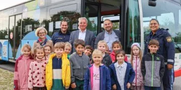 Grundschulkinder trainieren den Bamberger Straßenverkehr 13 Zum Auftakt der Verkehrssicherheitswoche trafen sich die
Organisatoren und Unterstützer des Projekts mit Kindern der
Wunderburgschule: (v.l.) Bildungsreferentin Gabriele Kepic,
Stadtwerke-Geschäftsführer Michael Fiedeldey, stellvertretender
Dienststellenleiter der Polizeiinspektion Bamberg-Stadt, Thomas
Neumert, Stadtwerke-Busfahrer Harald Wessely und
Verkehrserzieherin Jana Rodriguez. Quelle: Stadtwerke Bamberg, Giuliana Mocerino