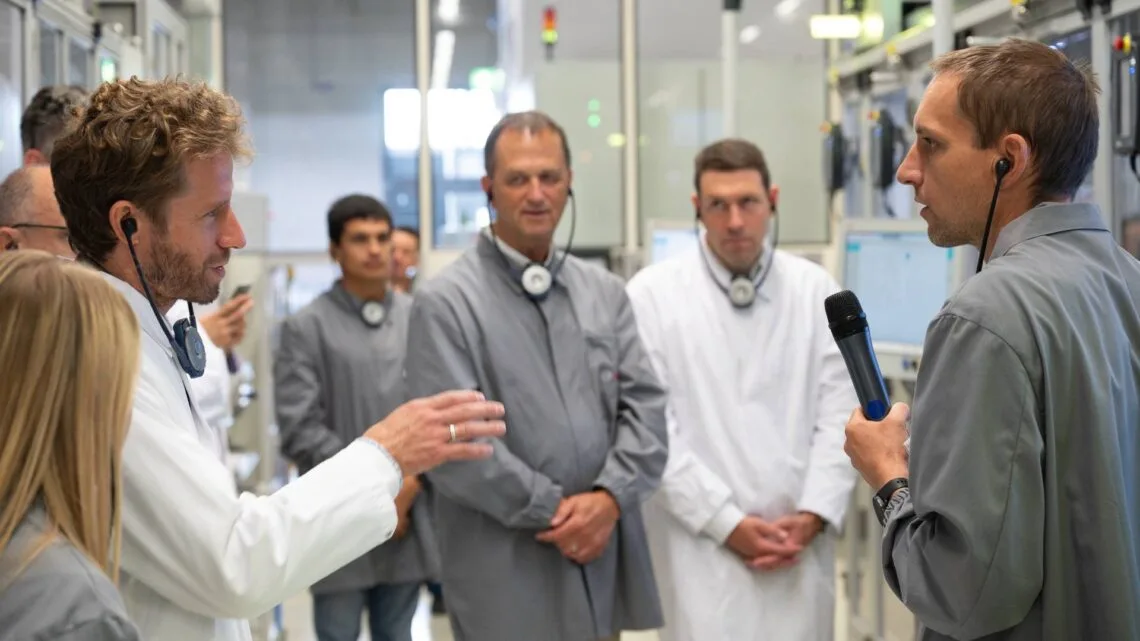 Mit großem Interesse nahm OB Niedermaier (l.) an der Führung
durch das Bamberger Bosch-Werk teil. / Foto: Stadt Bamberg