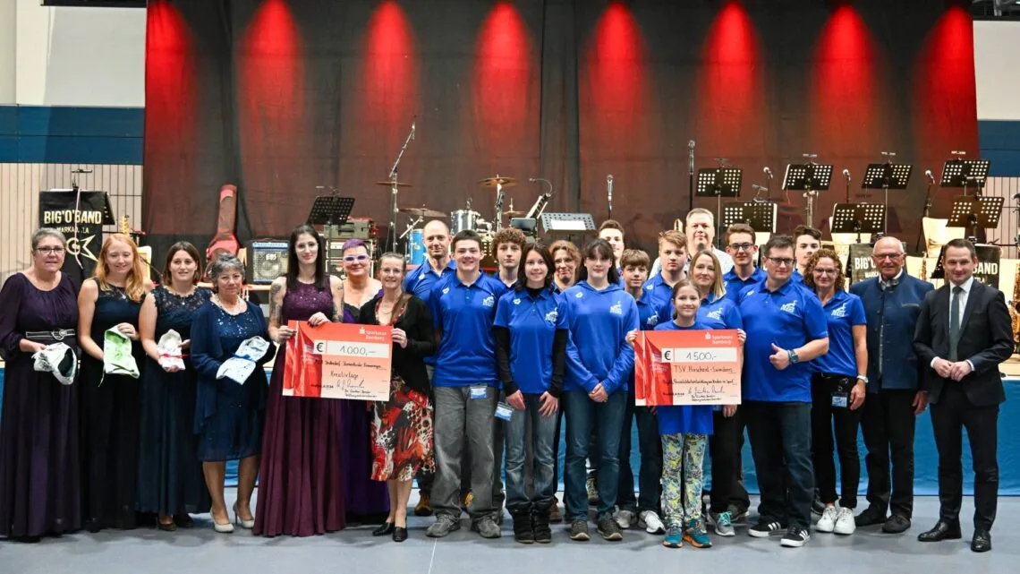Die Stiftung 'Helfen tut gut', schüttete 1.000 Euro an den Verein 'iSo e. V.' für das Projekt 'Kreativtage' der Gruppe 'Sternenkinder Erinnerungen' des Mehrgenerationenhauses in Strullendorf und 1.500 Euro an den TSV Hirschaid und hier die 'Swim Deers' für das Projekt 'Persönlichkeitsentwicklung von Kindern im Sport' aus. (Foto: Ronald Rinklef)