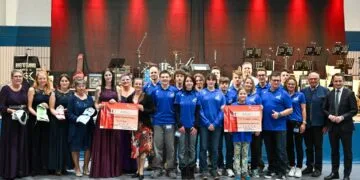 Landkreis Bamberg würdigt Ehrenamtliche bei Gala 12 Die Stiftung 'Helfen tut gut', schüttete 1.000 Euro an den Verein 'iSo e. V.' für das Projekt 'Kreativtage' der Gruppe 'Sternenkinder Erinnerungen' des Mehrgenerationenhauses in Strullendorf und 1.500 Euro an den TSV Hirschaid und hier die 'Swim Deers' für das Projekt 'Persönlichkeitsentwicklung von Kindern im Sport' aus. (Foto: Ronald Rinklef)