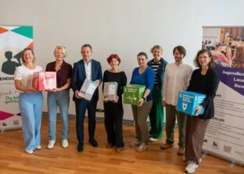 Kostenfreie Menstruationsartikel für Schulen und Jugendzentren im Landkreis Bamberg 10 Übergabe der ersten 30 Menstruationsartikelspender im Landratsamt Bamberg: (v.l.:) Sonja Pelz und Dr. Elisabeth Barth-Söder (Soroptimistinnen Club Bamberg Wilde Rose), Landrat Johannes Maciejonczyk, Bettina Hensel (Jugendkreistag Bamberg), Dr. Susanne Nick, Dr. Ingrid Stöhr, Markus Bria und Alexandra Hölzlein (alle Landratsamt Bamberg). (Quelle: Landratsamt Bamberg)