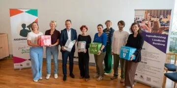 Kostenfreie Menstruationsartikel für Schulen und Jugendzentren im Landkreis Bamberg 12 Übergabe der ersten 30 Menstruationsartikelspender im Landratsamt Bamberg: (v.l.:) Sonja Pelz und Dr. Elisabeth Barth-Söder (Soroptimistinnen Club Bamberg Wilde Rose), Landrat Johannes Maciejonczyk, Bettina Hensel (Jugendkreistag Bamberg), Dr. Susanne Nick, Dr. Ingrid Stöhr, Markus Bria und Alexandra Hölzlein (alle Landratsamt Bamberg). (Quelle: Landratsamt Bamberg)