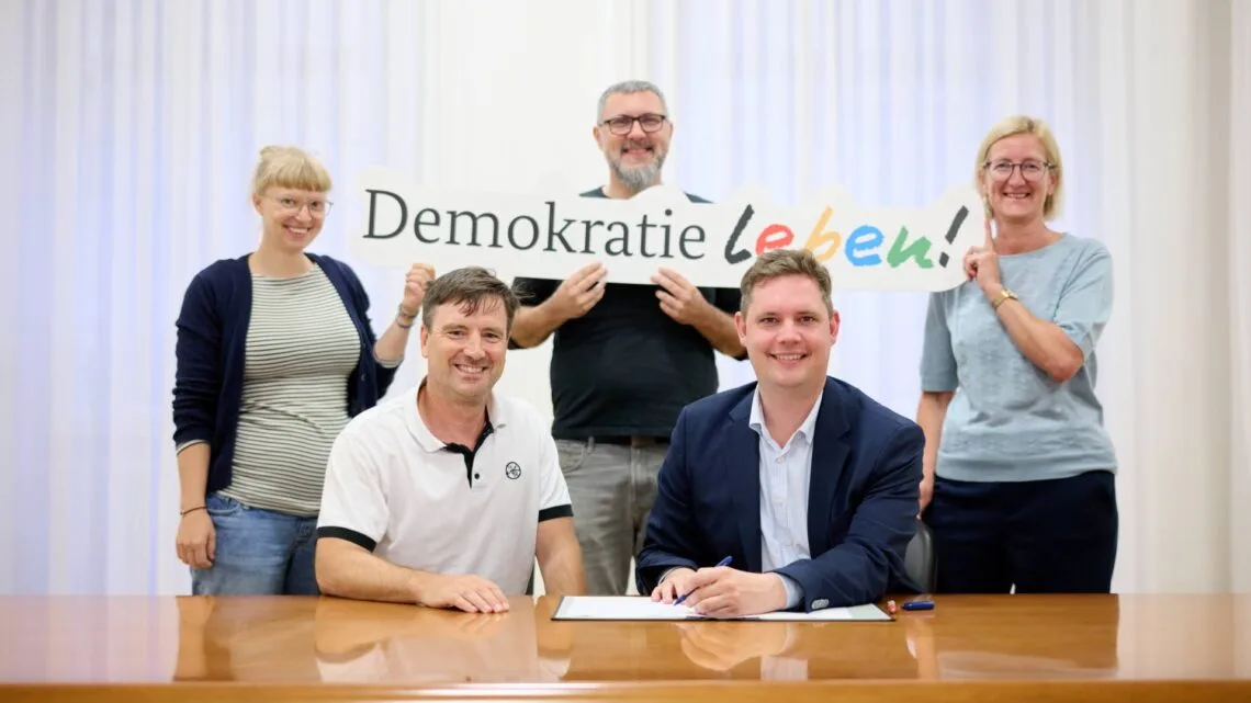 v.l.n.r. Helene Trusen, Projektkoordinatorin im Amt für
Inklusion, Matthias Gensner, Geschäftsführer iSo e.V., Michael
Gerstner, Bereichsleiter iSo e.V., Bürgermeister und Sozialreferent
Jonas Glüsenkamp, Dr. Ramona Wenzel, Leiterin Amt für Inklusion. Quelle: Sonja Seufferth, Stadt Bamberg