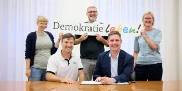 iSo e.V. stärkt die Demokratiearbeit in Bamberg 12 v.l.n.r. Helene Trusen, Projektkoordinatorin im Amt für
Inklusion, Matthias Gensner, Geschäftsführer iSo e.V., Michael
Gerstner, Bereichsleiter iSo e.V., Bürgermeister und Sozialreferent
Jonas Glüsenkamp, Dr. Ramona Wenzel, Leiterin Amt für Inklusion. Quelle: Sonja Seufferth, Stadt Bamberg