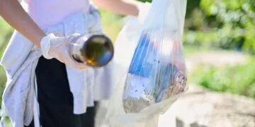 700 Menschen sammeln 600 Kilogramm Müll in Bamberg 13 Mit Handschuhen und Müllsäcken sammelten
die Teilnehmerinnen und Teilnehmer achtlos weggeworfene
Abfälle im gesamten Stadtgebiet. Quelle: Sonja Seufferth, Stadt Bamberg