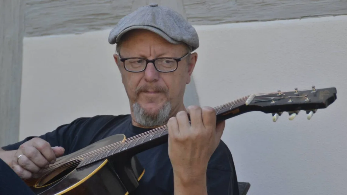 Rainer Brunn nimmt das Publikum beim Konzert 'Herbst-Blues' mit auf eine Reise durch die Geschichte
des akustischen Blues. Quelle: Rainer Brunn (priv.)