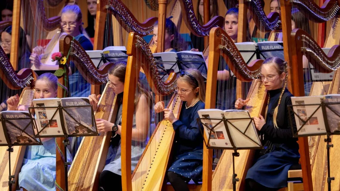 Mit 40 Harfen auf einer Bühne: Junge Harfenistinnen
und Harfenisten der vier oberfränkischen Musikschulen musizieren
gemeinsam und bringen mit ihren Instrumenten eine besondere
Klangvielfalt zum Klingen. Quelle: Sebastian Steinel
