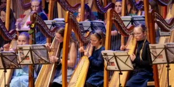 40 Harfen bringen 'Der Puppenmacher' nach Bamberg 12 Mit 40 Harfen auf einer Bühne: Junge Harfenistinnen
und Harfenisten der vier oberfränkischen Musikschulen musizieren
gemeinsam und bringen mit ihren Instrumenten eine besondere
Klangvielfalt zum Klingen. Quelle: Sebastian Steinel