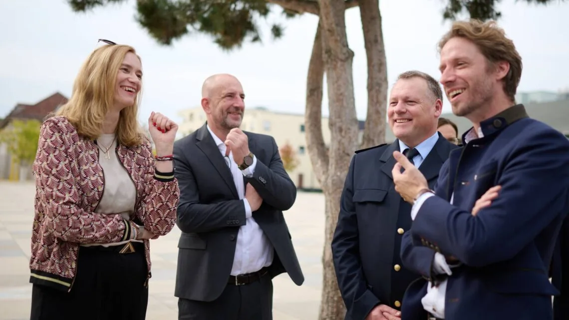 In guter Atmosphäre tauschten sich (v.l.) Dorothee Martin (BImAVorständin), Thomas Wondra (BImA-Abteilungsleiter Zentrale),
Jürgen Miketiuk (Leiter des Aus- und Fortbildungszentrums der
Bundespolizei in Bamberg) und Sebastian M. Niedermaier
(Oberbürgermeister) aus. Quelle: Stadt Bamberg, Sonja Seufferth