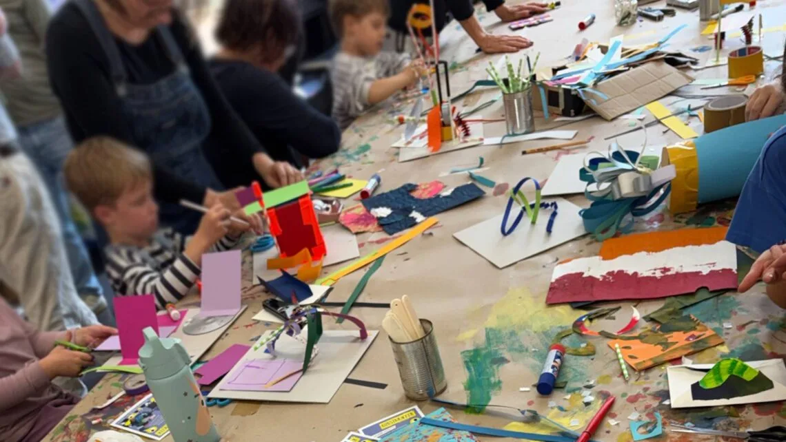 Großer Andrang beim 'Jahr.Markt' der Kunstkracher in Bamberg 10 An den 'Mitmachtischen' konnten
die Gäste einige Materialien wiederentdecken und sich selbst am
Kleben kunstvoller Karten und am Bauen wilder Achterbahnen und
Jahrmarktbuden aus Papierstreifen versuchen.