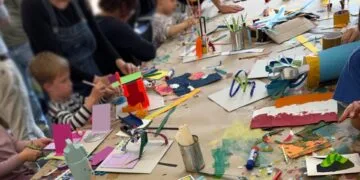 Großer Andrang beim 'Jahr.Markt' der Kunstkracher in Bamberg 12 An den 'Mitmachtischen' konnten
die Gäste einige Materialien wiederentdecken und sich selbst am
Kleben kunstvoller Karten und am Bauen wilder Achterbahnen und
Jahrmarktbuden aus Papierstreifen versuchen.