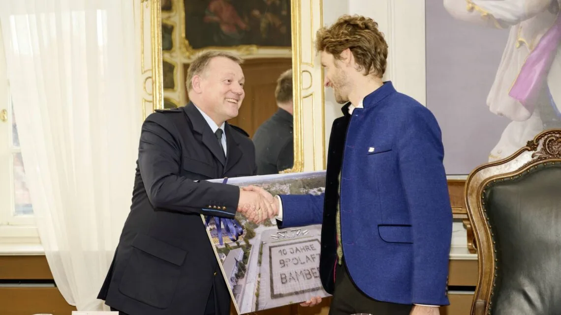 Der Leiter des Aus- und Fortbildungszentrums Bamberg der
Bundespolizei, Jürgen Miketiuk (l.), überreicht ein Bild von der
Jubiläumsaktion an Oberbürgermeister Sebastian M. Niedermaier. Quelle: Stadtarchiv Bamberg, Nadine Gumpert