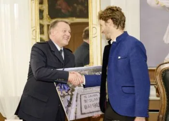 Zehn Jahre Bundespolizei in Bamberg: „Die Stadt ist zur Heimat geworden“ 16 Der Leiter des Aus- und Fortbildungszentrums Bamberg der
Bundespolizei, Jürgen Miketiuk (l.), überreicht ein Bild von der
Jubiläumsaktion an Oberbürgermeister Sebastian M. Niedermaier. Quelle: Stadtarchiv Bamberg, Nadine Gumpert