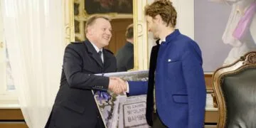 Zehn Jahre Bundespolizei in Bamberg: „Die Stadt ist zur Heimat geworden“ 12 Der Leiter des Aus- und Fortbildungszentrums Bamberg der
Bundespolizei, Jürgen Miketiuk (l.), überreicht ein Bild von der
Jubiläumsaktion an Oberbürgermeister Sebastian M. Niedermaier. Quelle: Stadtarchiv Bamberg, Nadine Gumpert