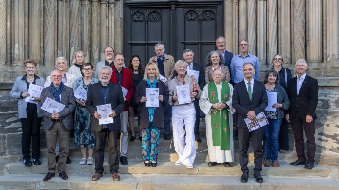 „Sie sind ein Schatz“: 17 neue Kirchenführer im Erzbistum Bamberg 10 Wort-Gottes-Feier mit Zertifikatsübergabe an die Kirchenführerinnen und Kirchenführer durch Generalvikar Georg Kestel in der Krypta des Bamberger Doms, 25.09.2026: Gruppenbild. Quelle: Pressestelle Erzbistum Bamberg/Christian Ganser