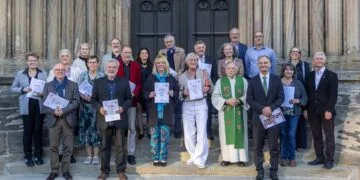 „Sie sind ein Schatz“: 17 neue Kirchenführer im Erzbistum Bamberg 15 Wort-Gottes-Feier mit Zertifikatsübergabe an die Kirchenführerinnen und Kirchenführer durch Generalvikar Georg Kestel in der Krypta des Bamberger Doms, 25.09.2026: Gruppenbild. Quelle: Pressestelle Erzbistum Bamberg/Christian Ganser