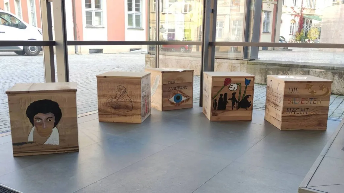 Schüler gestalten Kunstwürfel zu E. T. A. Hoffmann in Bamberg 10 Kommunikationswürfel. Quelle. ETA Hoffmann Theater Bamberg