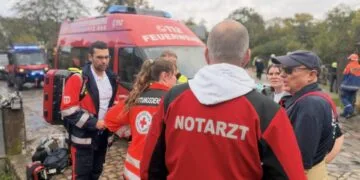 Ruderboot kentert in Schleuse 100: Feuerwehr rettet fünf Menschen 12 Einsatzbild Personenrettung am 10.10. Quelle: Feuerwehr Bamberg